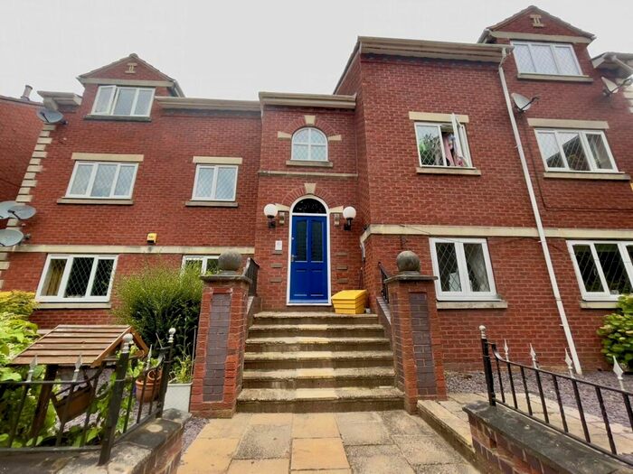 2 Bedroom Flat To Rent In Highthorne Court, Shadwell, Leeds, West Yorkshire, LS17