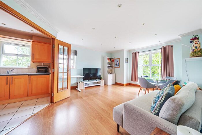 2 Bedroom Flat To Rent In Kew Court, Richmond Road, Kingston Upon Thames, KT2