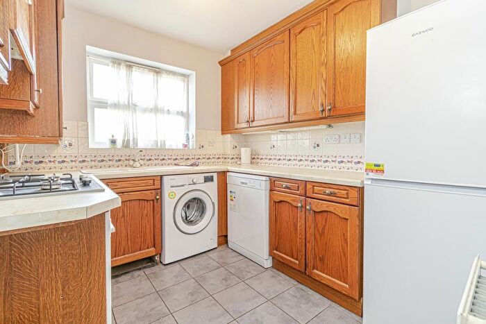 2 Bedroom Flat To Rent In Sunny Gardens Road, Hendon, NW4