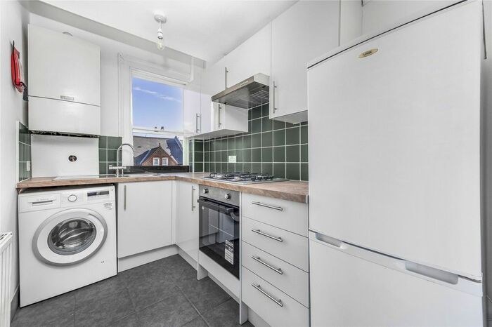 3 Bedroom Flat To Rent In Kenwyn Road, London, SW4