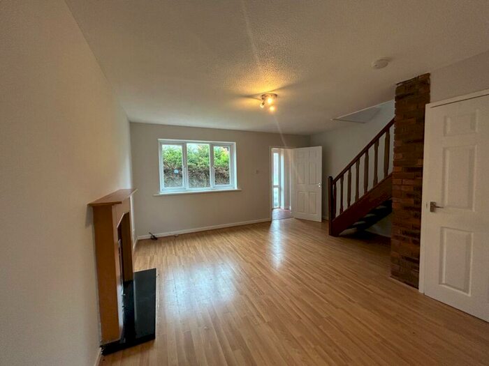 3 Bedroom SemiDetached House To Rent In Priory Street, Ashtonon