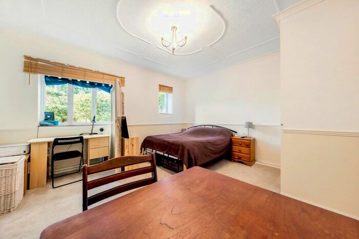 Studio To Rent In Grafton Square, London, SW4