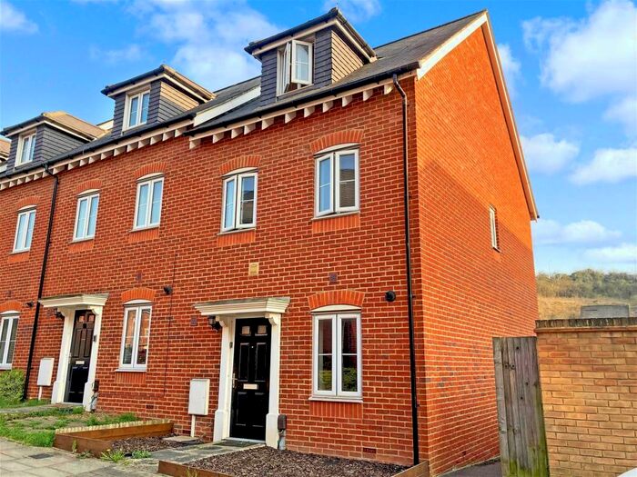 3 Bedroom houses for sale in Parkfields, ME2, Kent