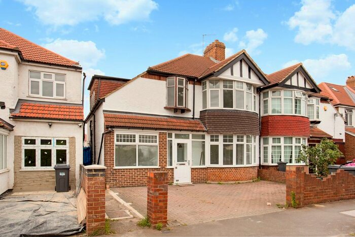6 Bedroom Semi-Detached House To Rent In Great West Road, Hounslow, TW5