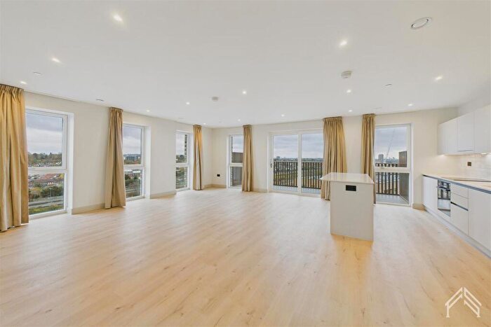 3 Bedroom Penthouse To Rent In The Draper, London, NW9