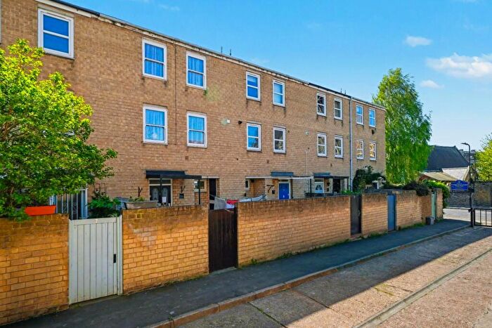 2 Bedroom Maisonette For Sale In Cressington Close, London, N16