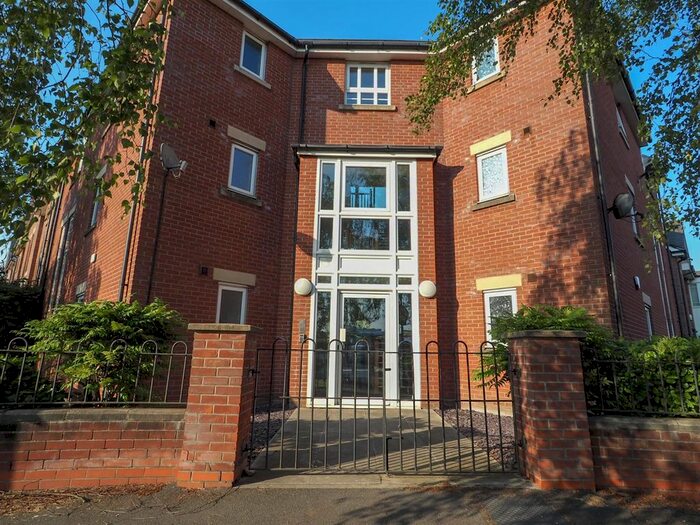 2 Bedroom Flat To Rent In Chorlton Road, Hulme, Manchester, M15