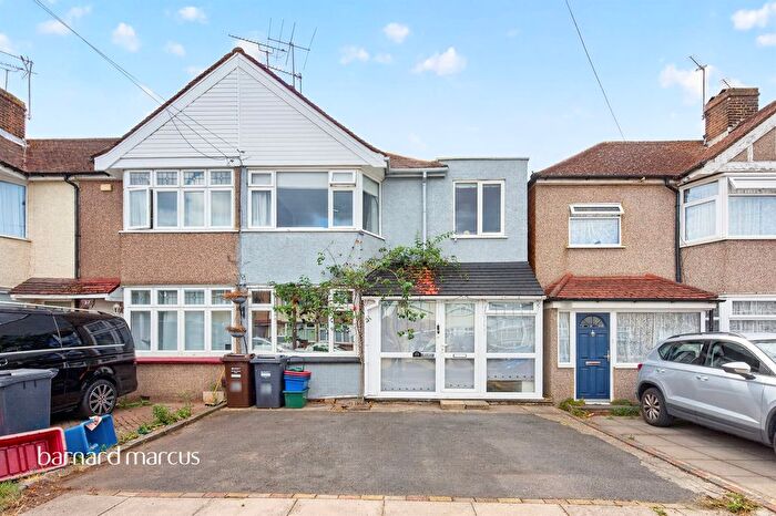 3 Bedroom Semi-detached House For Sale In Hanover Avenue, Feltham, TW13