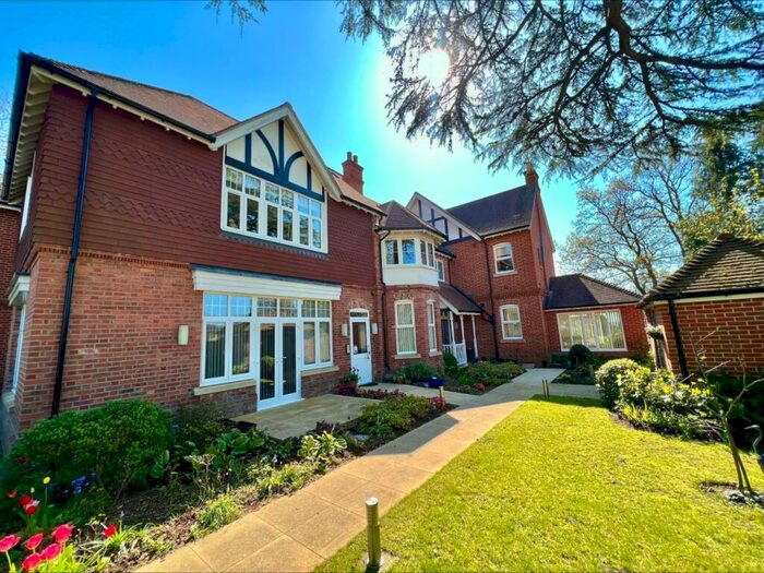 2 Bedroom Flat To Rent In The Ridgeway, Broadstone, BH18