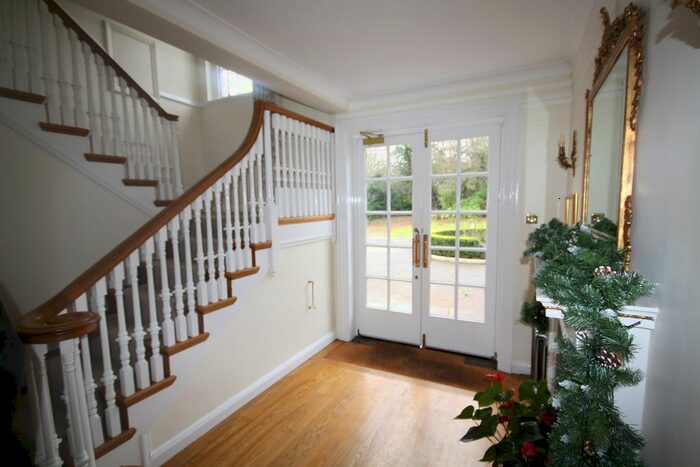 1 Bedroom Flat To Rent In Park Lawn, Farnham Royal, Slough, SL2