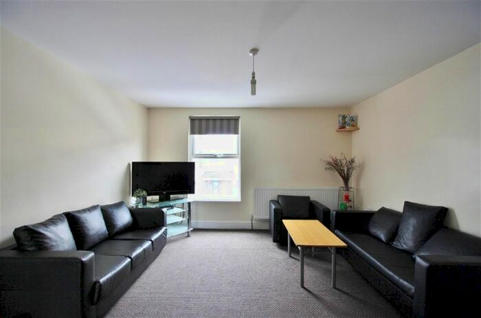 3 Bedroom Flat To Rent In Station Road, Manor Park, London, E12