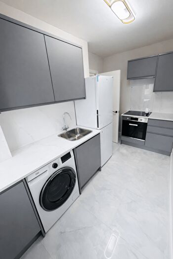 2 Bedroom Flat To Rent In Grantham Gardens, Chadwell Heath, Romford, RM6