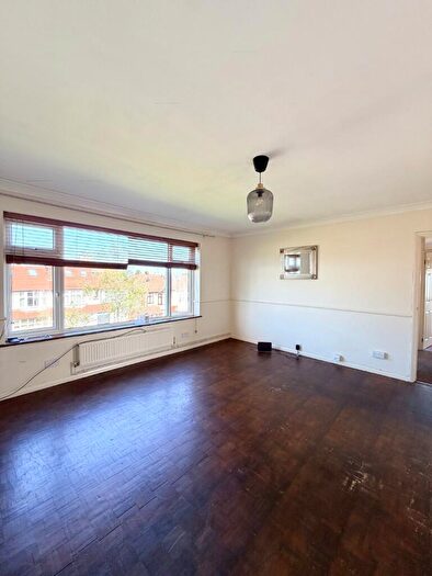 2 Bedroom Flat To Rent In Horn Lane, Woodford Green, Essex, IG8