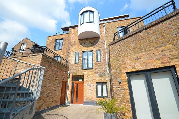 1 Bedroom Apartment For Sale In Peascod House, Windsor, SL4