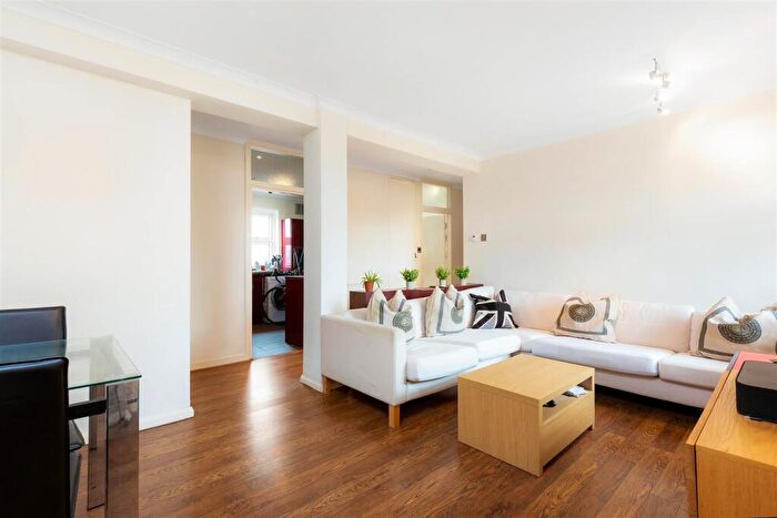 2 Bedroom Flat To Rent In Chertsey Court, Mortlake, SW14