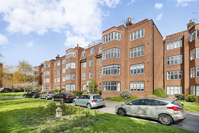 3 Bedroom Flat To Rent In Highlands Heath, Putney, SW15