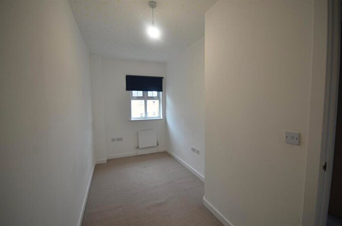 5 Bedroom House To Rent In De Havilland Road, Edgware, HA8