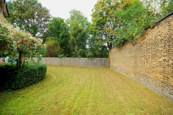 2 Bedroom Flat To Rent In Shalbourne Square, Hackney Wick, London, E9