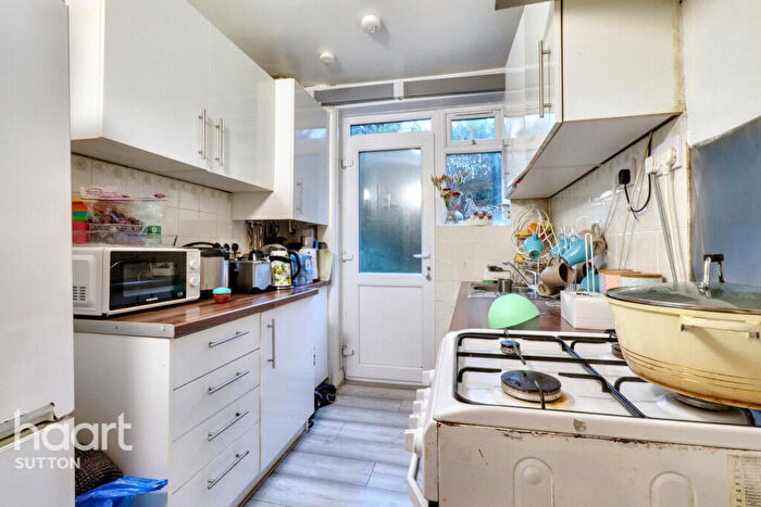 2 Bedroom Flat For Sale In Central Gardens, Morden, SM4