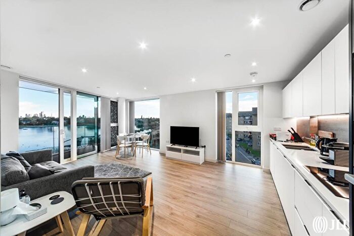2 Bedroom Apartment For Sale In The Shoreline Building, Newnton Close, N4