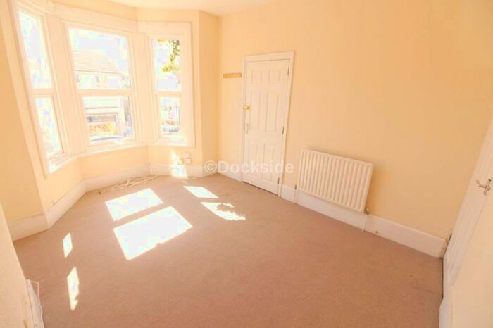 2 Bedroom Flat To Rent In Luton Road, Chatham, ME4
