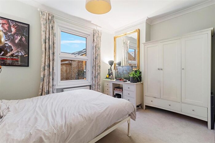 2 Bedroom Flat To Rent In Dumbarton Road, London, SW2