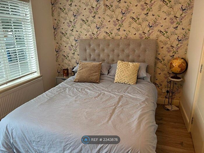 2 Bedroom Flat To Rent In Blenheim Court, London, NW4