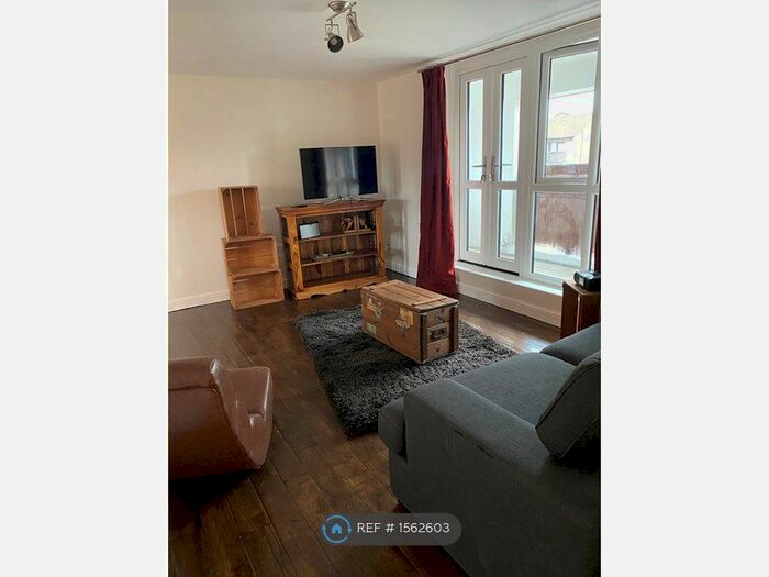 2 Bedroom Flat To Rent In Coniston Close, Raynes Park, SW20