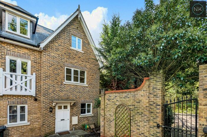 3 Bedroom End Of Terrace House To Rent In Bradfords Close, Buckhurst Hill, Essex, IG9