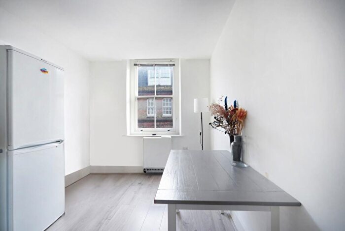 2 Bedroom Flat To Rent In Brick Lane, Liverpool Street, E1