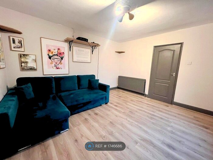 2 Bedroom Flat To Rent In Mulberry Close, London, UB5