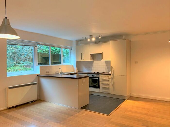 2 Bedroom Flat To Rent In Pine Grove, Weybridge, KT13