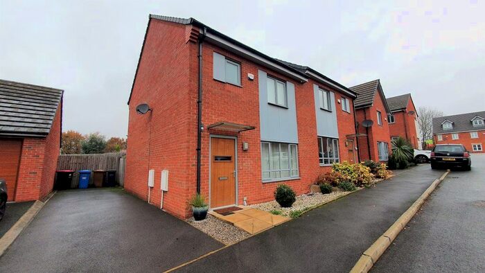 3 Bedroom Semi-Detached House To Rent In Greene Way, Salford M7