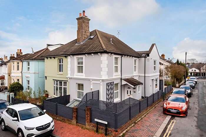 2 Bedroom Maisonette For Sale In Avon Street, Tunbridge Wells, Kent, TN1