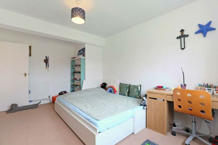 2 Bedroom Flat For Sale In Glazebrook Close, London, SE21