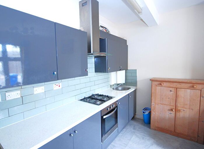 2 Bedroom Flat To Rent In Warner Road, London, SE5