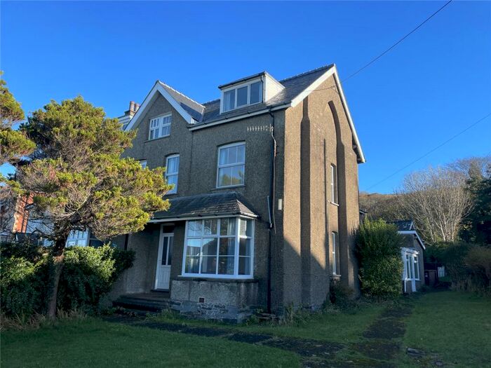 6 Bedroom Semi-Detached House For Sale In Llwyngwril, Gwynedd, LL37