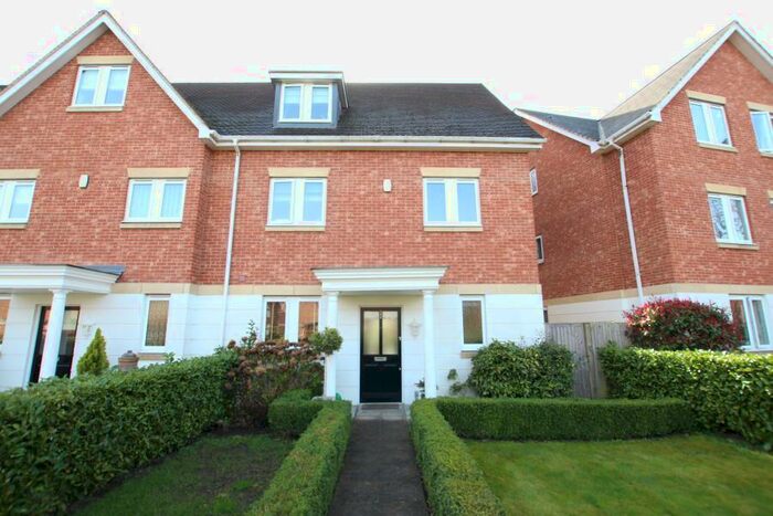 4 Bedroom Town House To Rent In Chobham, GU24