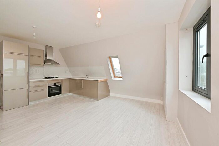 1 Bedroom Flat For Sale In Turners Hill, Cheshunt, Waltham Cross, EN8