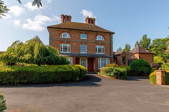 2 Bedroom Flat For Sale In Vicarage Lane, Sherbourne, CV35