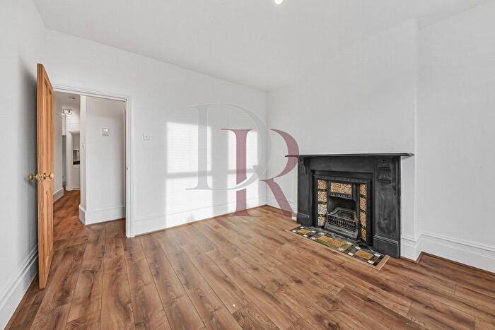 2 Bedroom Flat To Rent In Hambalt Road, Clapham South, SW4