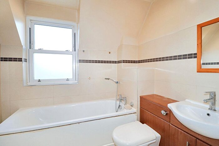 1 Bedroom Flat To Rent In Crouch Oak Lane, Addlestone, KT15