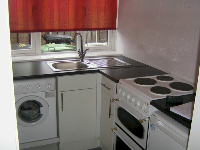 1 Bedroom Flat To Rent In Ardrossan Gardens, Worcester Park KT4