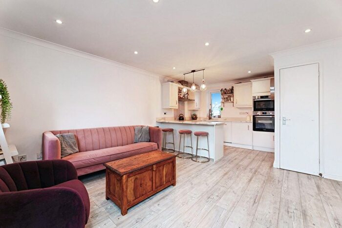 2 Bedroom Flat To Rent In Makepeace Road, London, E11
