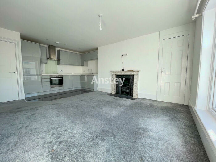 2 Bedroom Apartment To Rent In Carlton Crescent Gold, Southampton, SO15