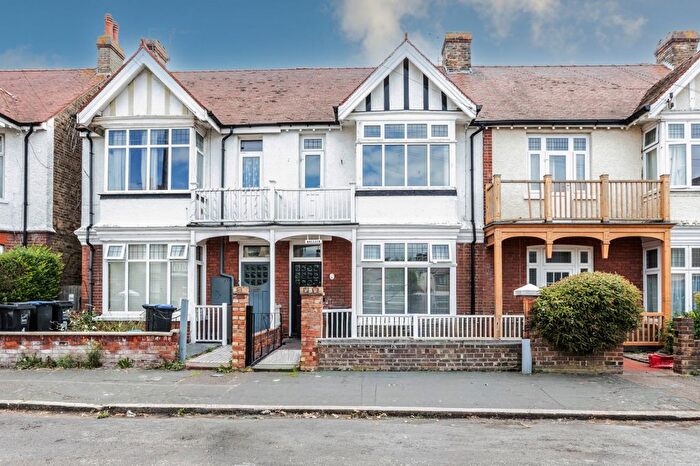 2 Bedroom Flat For Sale In Richmond Avenue, Margate, Kent, CT9