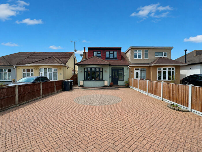 3 Bedroom Semi-Detached House For Sale In Oxford Road, Rochford, SS4