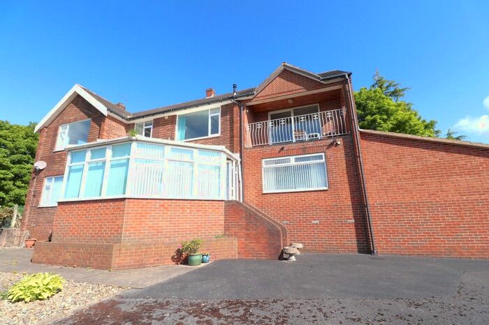 3 Bedroom Flat To Rent In Hough Top, Bramley, West Yorkshire, Uk, LS13