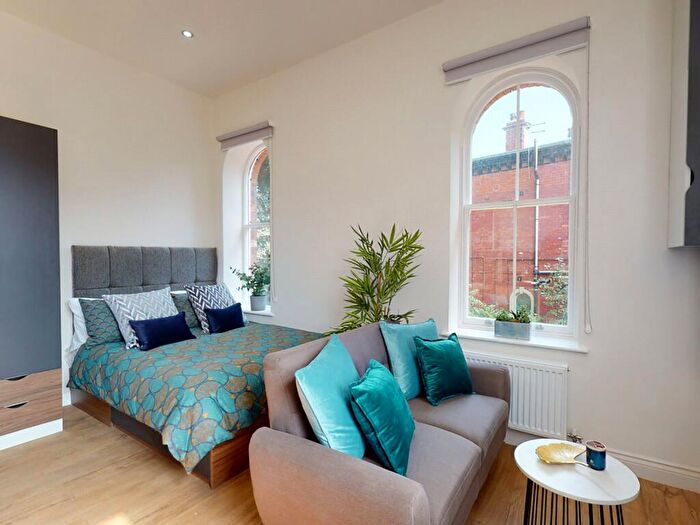 Apartment To Rent In Apt, Clarendon Road #, LS2