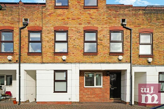 2 Bedroom House To Rent In Malmesbury Road, Bow, E3